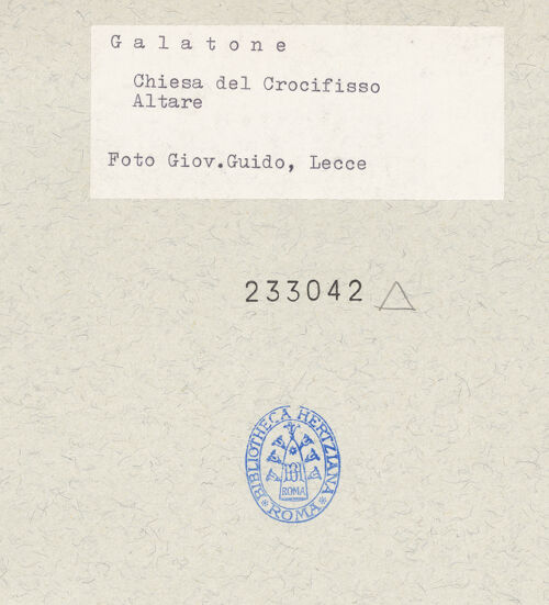 Rückseite von Guido, Giovanni, Lecce [https://www.deutsche-digitale-bibliothek.de/content/lizenzen/rv-ez/] Hauptaltar - Gesamtansicht, bh233042_recto. Foto.