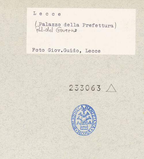 Rückseite von Guido, Giovanni, Lecce [https://www.deutsche-digitale-bibliothek.de/content/lizenzen/rv-ez/] Palazzo del Governo - Gesamtansicht, bh233063_recto. Foto: Guido, Giovanni.