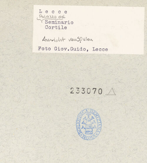 Rückseite von Guido, Giovanni, Lecce [https://www.deutsche-digitale-bibliothek.de/content/lizenzen/rv-ez/] Palazzo del Seminario - Ansicht von Südosten, bh233070_recto. Foto: Guido, Giovanni.