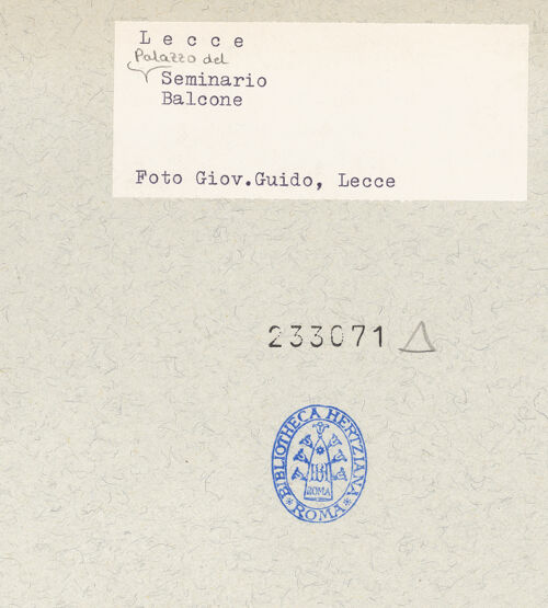 Rückseite von Guido, Giovanni, Lecce [https://www.deutsche-digitale-bibliothek.de/content/lizenzen/rv-ez/] Palazzo del Seminario - Portal und Balkon (Detail), bh233071_recto. Foto: Guido, Giovanni.