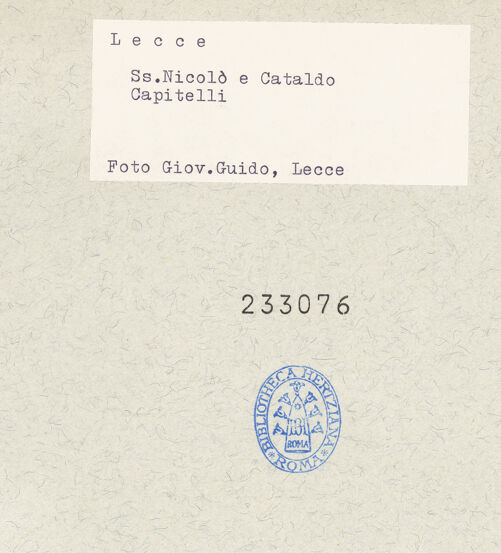 Rückseite von Guido, Giovanni, Lecce [https://www.deutsche-digitale-bibliothek.de/content/lizenzen/rv-ez/] Kapitelle der Klosterkirche - Kapitelle der Südarkade, bh233076_recto. Foto: Guido, Giovanni.