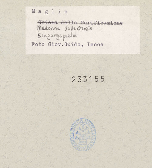 Rückseite von Guido, Giovanni, Lecce [https://www.deutsche-digitale-bibliothek.de/content/lizenzen/rv-fz/] Eingangsportal - Gesamtansicht, von links, bh233155_recto. Foto.