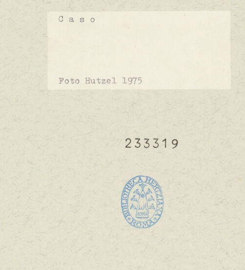 Rückseite von Getty Research Institute [https://www.deutsche-digitale-bibliothek.de/content/lizenzen/rv-ez/] Caso - Blick in eine Gasse, bh233319_recto. Foto: Hutzel, Max.