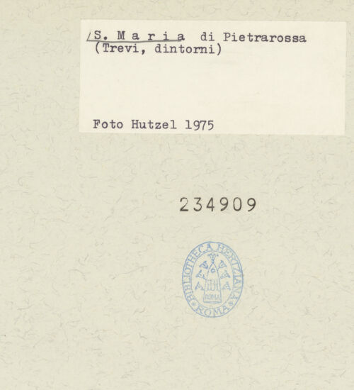 Rückseite von Getty Research Institute [https://www.deutsche-digitale-bibliothek.de/content/lizenzen/rv-ez/] Santa Maria di Pietrarossa - Mittelschiff in Richtung Südwesten mit Blick zur Eingangswand, bh234909_recto. Foto: Hutzel, Max.