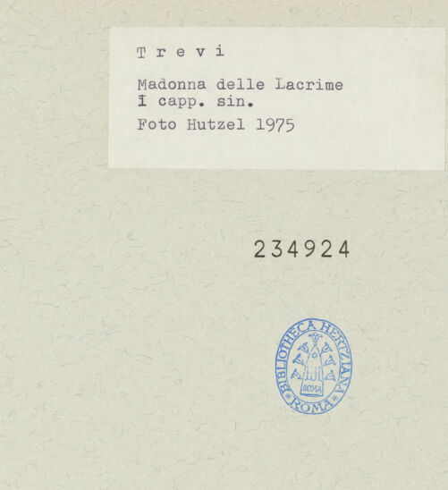 Rückseite von Getty Research Institute [https://www.deutsche-digitale-bibliothek.de/content/lizenzen/rv-ez/] Madonna delle Lacrime - Inneres, Langhaus, Teilansicht der Nordwand (links: Capella della Pietà; rechts: Grabmonument der Subrezia Lucarini Valenti), bh234924_recto. Foto: Hutzel, Max.