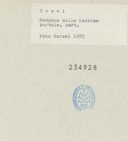 Rückseite von Getty Research Institute [https://www.deutsche-digitale-bibliothek.de/content/lizenzen/rv-ez/] HauptportalArchitrav mit sechs Seraphimköpfen und Wappen der Stadt Trevi - Detail: mittlerer Abschnitt, bh234928_recto. Foto: Hutzel, Max.