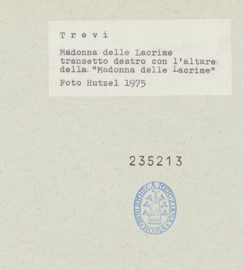 Rückseite von Getty Research Institute [https://www.deutsche-digitale-bibliothek.de/content/lizenzen/rv-ez/] Madonna delle Lacrime - Inneres, Blick aus dem Langhaus in das Südquerhaus nach Südosten (Ostwand: Grabmonument des Kardinals Erminio Valenti; Südwand: Madonnenaltar), bh235213_recto. Foto: Hutzel, Max.