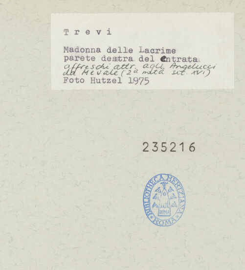 Rückseite von Getty Research Institute [https://www.deutsche-digitale-bibliothek.de/content/lizenzen/rv-ez/] Madonna delle Lacrime - Inneres, Langhaus nach Südwesten (links: Grabmal für Filippo Valenti; Mitte: Cappella di Sant'Ubaldo; rechts: Teilansicht der Eingangswand mit dem Kenotaph für Bischof Romolo Valenti), bh235216_recto. Foto: Hutzel, Max.