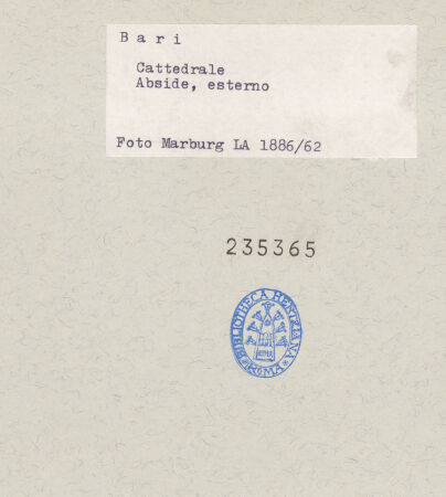 Rückseite von Foto Marburg [https://www.deutsche-digitale-bibliothek.de/content/lizenzen/rv-ez/] Fenster der Hauptapsis - Sphinx links, bh235365_recto. Foto.