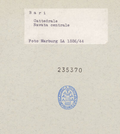 Rückseite von Foto Marburg [https://www.deutsche-digitale-bibliothek.de/content/lizenzen/rv-ez/] CattedraleMittelschiff - Nordarkade und Triforium, Detail von Süden, bh235370_recto. Foto.