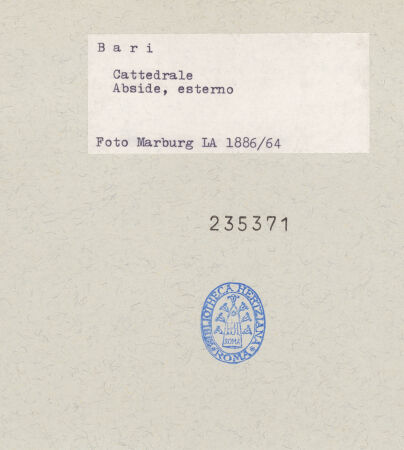 Rückseite von Foto Marburg [https://www.deutsche-digitale-bibliothek.de/content/lizenzen/rv-ez/] Fenster der Hauptapsis - Detail: Relief mit Pfauen, bh235371_recto. Foto.