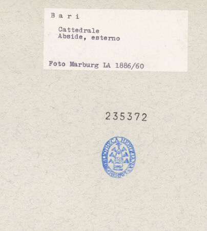 Rückseite von Foto Marburg [https://www.deutsche-digitale-bibliothek.de/content/lizenzen/rv-ez/] Fenster der Hauptapsis - Sphinx rechts, bh235372_recto. Foto.