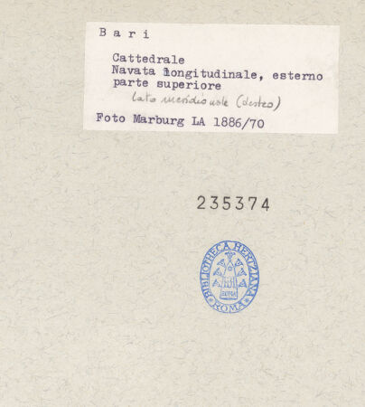 Rückseite von Bildarchiv Foto Marburg [https://www.deutsche-digitale-bibliothek.de/content/lizenzen/rv-ez/] CattedraleSüdseite und Südquerhaus - Obergaden von Süden, Detail, bh235374_recto. Foto.