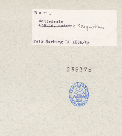 Rückseite von Foto Marburg [https://www.deutsche-digitale-bibliothek.de/content/lizenzen/rv-ez/] Fenster der Mittelreihe mit Tierfigurenkonsolen - Fenster links, Detail, bh235375_recto. Foto.