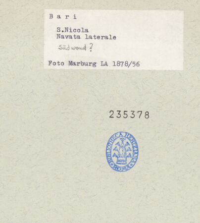 Rückseite von Foto Marburg [https://www.deutsche-digitale-bibliothek.de/content/lizenzen/rv-ez/] San NicolaSüdseitenschiff - Südwand (?), Detail einer Halbsäule, bh235378_recto. Foto.