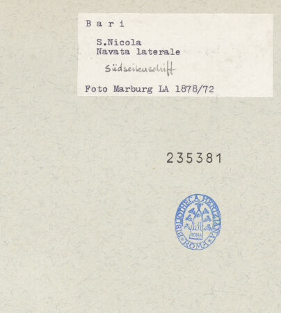 Rückseite von Foto Marburg [https://www.deutsche-digitale-bibliothek.de/content/lizenzen/rv-ez/] San NicolaSüdseitenschiff - Detail der Südwand von Nordwesten (viertes und fünftes Joch), bh235381_recto. Foto.