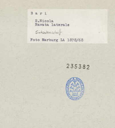 Rückseite von Foto Marburg [https://www.deutsche-digitale-bibliothek.de/content/lizenzen/rv-ez/] San NicolaSüdseitenschiff - Detail der Südwand von Nordwesten (drittes und viertes Joch), bh235382_recto. Foto.