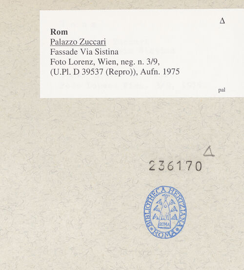 Rückseite von Bibliotheca Hertziana [https://www.deutsche-digitale-bibliothek.de/content/lizenzen/rv-fz/] Palazzo ZuccariFassade zur Via Sistina - vorderer Teil zur Piazza Trinità dei Monti, bh236170_recto. Foto.