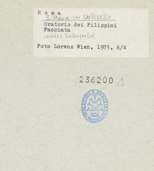 Rückseite von Lorenz, Wien [https://www.deutsche-digitale-bibliothek.de/content/lizenzen/rv-ez/] Santa Maria in VallicellaOratorio di San Filippo Neri - Fassade, Detail: rechtes Seitenportal, bh236200_recto. Foto.