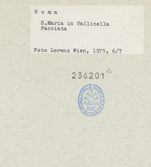 Rückseite von Lorenz, Wien [https://www.deutsche-digitale-bibliothek.de/content/lizenzen/rv-ez/] Santa Maria in Vallicella - Detail: linke Seitenachse, Portal und Kartusche mit Inschrift, bh236201_recto. Foto.