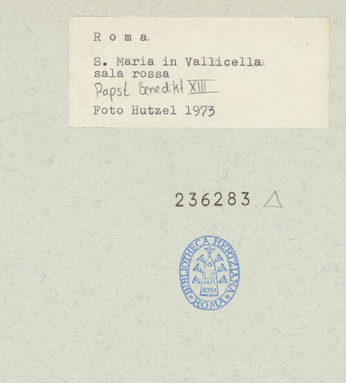 Rückseite von unbekannt [https://rightsstatements.org/page/CNE/1.0/] Zyklus von Porträts mit Päpsten, die dem Oratorium verbunden warenPapst Benedikt XIII. - , bh236283_recto. Foto: Hutzel, Max.