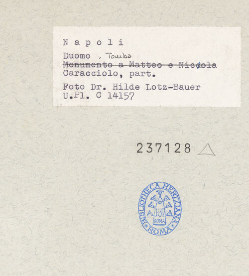 Rückseite von Bibliotheca Hertziana [https://www.deutsche-digitale-bibliothek.de/content/lizenzen/rv-fz/] Grabmäler der Familie CaraccioloGisant eines unbekannten Mannes - Detail: Kopf, bh237128_recto. Foto: Lotz-Bauer, Hilde.