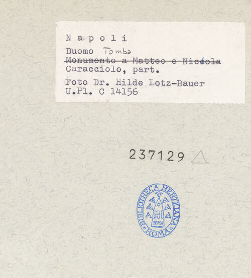 Rückseite von Bibliotheca Hertziana [https://www.deutsche-digitale-bibliothek.de/content/lizenzen/rv-fz/] Grabmäler der Familie CaraccioloGisant eines unbekannten Mannes - Gesamtansicht, bh237129_recto. Foto: Lotz-Bauer, Hilde.