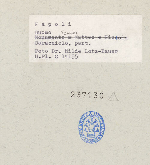 Rückseite von Bibliotheca Hertziana [https://www.deutsche-digitale-bibliothek.de/content/lizenzen/rv-fz/] Grabmäler der Familie CaraccioloGisant eines unbekannten Mannes - Gesamtansicht, bh237130_recto. Foto: Lotz-Bauer, Hilde.