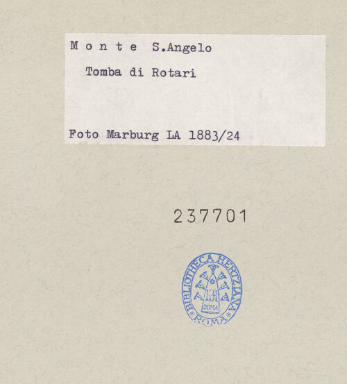 Rückseite von Foto Marburg [https://www.deutsche-digitale-bibliothek.de/content/lizenzen/rv-ez/] Tomba di Rotari (sog.)Innenraum - Kuppel, Tambour und Blendbogen, Detail, bh237701_recto. Foto.