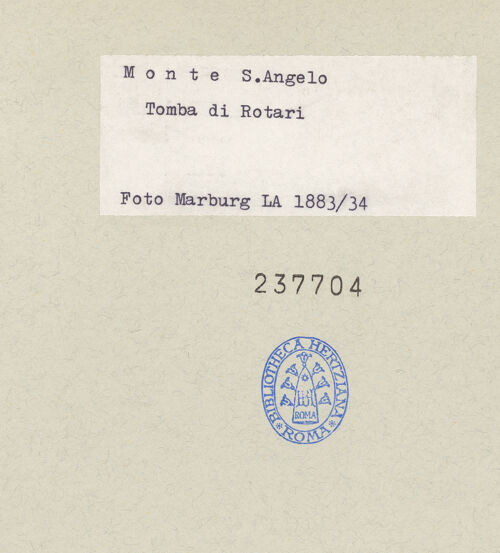 Rückseite von Foto Marburg [https://www.deutsche-digitale-bibliothek.de/content/lizenzen/rv-ez/] Türsturz mit Szenen aus dem Leben Christi - Detail: die Kreuzabnahme, bh237704_recto. Foto.