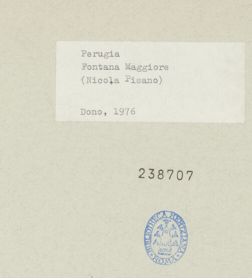 Rückseite von unbekannt [https://www.deutsche-digitale-bibliothek.de/content/lizenzen/rv-fz/] Fontana Maggiore - Gesamtansicht, bh238707_recto. Foto.