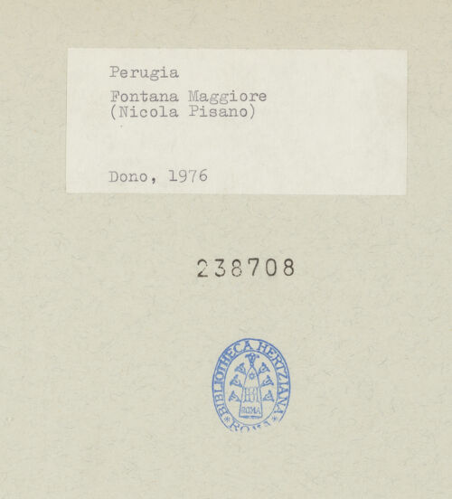 Rückseite von unbekannt [https://www.deutsche-digitale-bibliothek.de/content/lizenzen/rv-fz/] Fontana MaggioreMittleres Brunnengeschoss: Becken mit Statuen von Personifikationen, Heiligen, Propheten, mythologischen und historischen Figuren - Teilansicht, bh238708_recto. Foto.