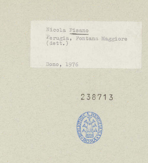 Rückseite von unbekannt [https://www.deutsche-digitale-bibliothek.de/content/lizenzen/rv-fz/] Fontana MaggioreMittleres Brunnengeschoss: Becken mit Statuen von Personifikationen, Heiligen, Propheten, mythologischen und historischen FigurenPersonifikation der Stadt Rom - Gesamtansicht, bh238713_recto. Foto.