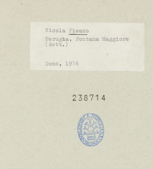 Rückseite von unbekannt [https://www.deutsche-digitale-bibliothek.de/content/lizenzen/rv-fz/] Fontana MaggioreMittleres Brunnengeschoss: Becken mit Statuen von Personifikationen, Heiligen, Propheten, mythologischen und historischen FigurenPersonifikation der Augusta Perusia - Gesamtansicht, bh238714_recto. Foto.