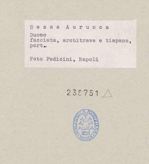 Rückseite von Pedicini, Luciano [https://www.deutsche-digitale-bibliothek.de/content/lizenzen/rv-ez/] Giebeldekoration - Detail, bh238751_recto. Foto: Pedicini, Luciano.