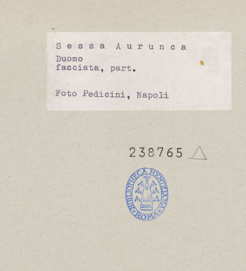 Rückseite von Pedicini, Luciano [https://www.deutsche-digitale-bibliothek.de/content/lizenzen/rv-ez/] Fassadenfenster - Gesamtansicht von unten, bh238765_recto. Foto: Pedicini, Luciano.