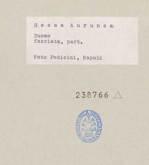 Rückseite von Pedicini, Luciano [https://www.deutsche-digitale-bibliothek.de/content/lizenzen/rv-ez/] Giebeldekoration - Detail, linke Ecke, bh238766_recto. Foto: Pedicini, Luciano.