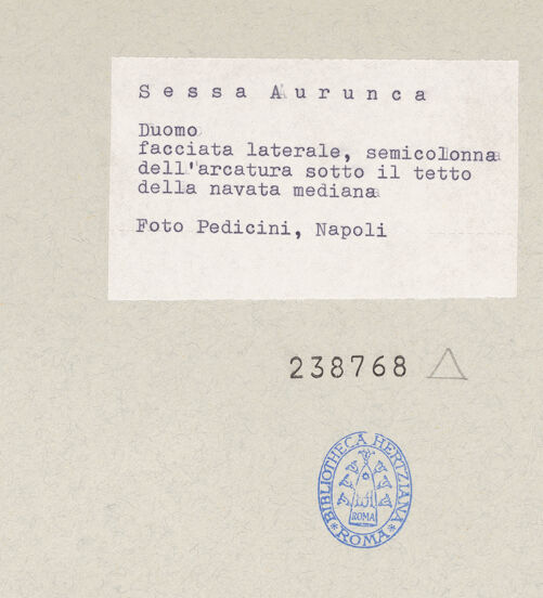 Rückseite von Pedicini, Luciano [https://www.deutsche-digitale-bibliothek.de/content/lizenzen/rv-ez/] Kapitelle des Südlichtgadens - Gesamtansicht, bh238768_recto. Foto: Pedicini, Luciano.