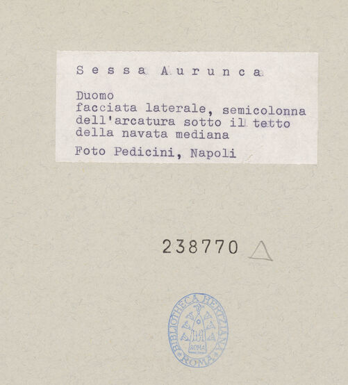 Rückseite von Pedicini, Luciano [https://www.deutsche-digitale-bibliothek.de/content/lizenzen/rv-ez/] Kapitelle des Südlichtgadens - Gesamtansicht, bh238770_recto. Foto: Pedicini, Luciano.