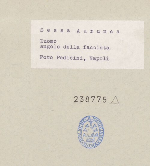 Rückseite von Pedicini, Luciano [https://www.deutsche-digitale-bibliothek.de/content/lizenzen/rv-ez/] Giebeldekoration - Detail, rechte Ecke, bh238775_recto. Foto: Pedicini, Luciano.