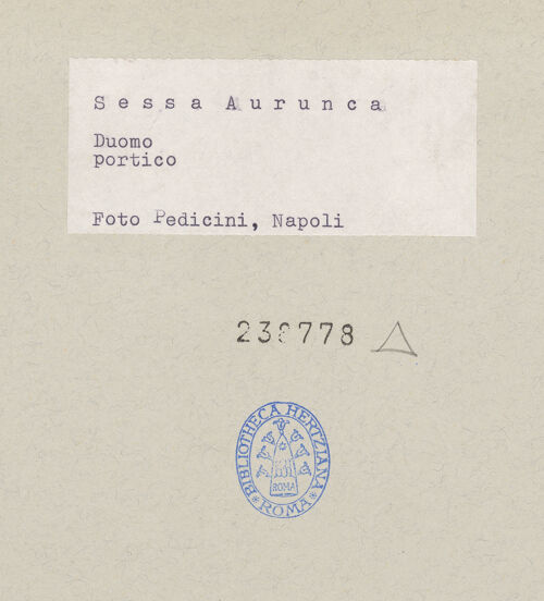 Rückseite von Pedicini, Luciano [https://www.deutsche-digitale-bibliothek.de/content/lizenzen/rv-ez/] Archivolte der mittleren Arkade - Gesamtansicht, bh238778_recto. Foto: Pedicini, Luciano.