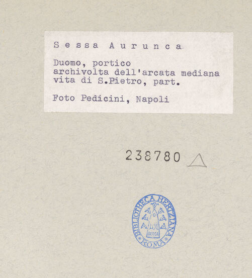 Rückseite von Pedicini, Luciano [https://www.deutsche-digitale-bibliothek.de/content/lizenzen/rv-ez/] Archivolte der mittleren ArkadeSzenen aus dem Leben des heiligen Petrus - Mit der Hilfe von Dämonen entkommt Simon aus einem Turm und fliegt über Rom, bh238780_recto. Foto: Pedicini, Luciano.