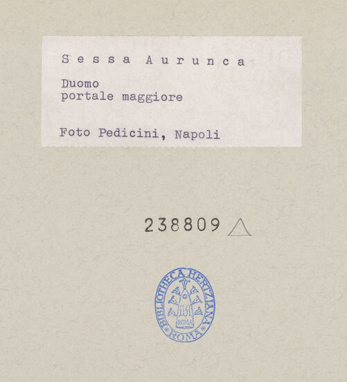 Rückseite von Pedicini, Luciano [https://www.deutsche-digitale-bibliothek.de/content/lizenzen/rv-ez/] Hauptportal - Seitenansicht von links, bh238809_recto. Foto: Pedicini, Luciano.