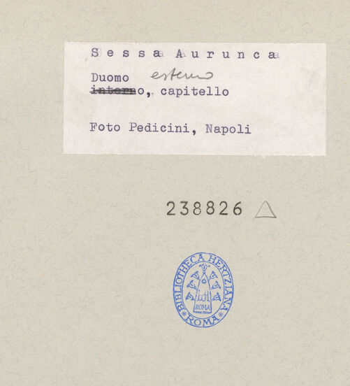 Rückseite von Pedicini, Luciano [https://www.deutsche-digitale-bibliothek.de/content/lizenzen/rv-ez/] Pfeiler und KonsolenZweiter ArkadenpfeilerKorinthisches Kapitell - Eckansicht, bh238826_recto. Foto: Pedicini, Luciano.