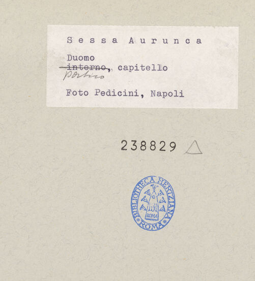 Rückseite von Pedicini, Luciano [https://www.deutsche-digitale-bibliothek.de/content/lizenzen/rv-ez/] Kapitelle der Wandsäulen - Erstes Kapitell, bh238829_recto. Foto: Pedicini, Luciano.