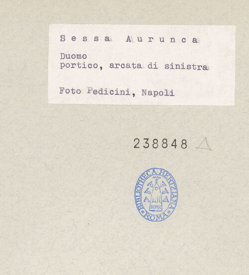 Rückseite von Pedicini, Luciano [https://www.deutsche-digitale-bibliothek.de/content/lizenzen/rv-ez/] Archivolte der linken Arkade - Gesamtansicht, bh238848_recto. Foto: Pedicini, Luciano.