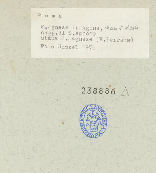 Rückseite von Hutzel, Max [https://www.deutsche-digitale-bibliothek.de/content/lizenzen/rv-ez/] Die heilige Agnese in Flammen in einer perspektivischen Nische - Statue, Frontalansicht, bh238886_recto. Foto: Hutzel, Max.