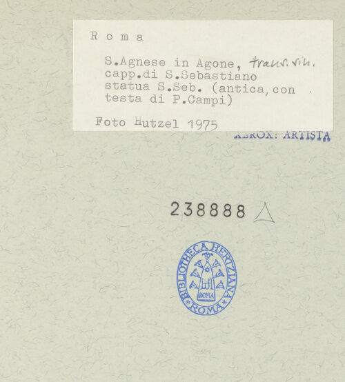 Rückseite von Hutzel, Max [https://www.deutsche-digitale-bibliothek.de/content/lizenzen/rv-ez/] Der heilige Sebastian - Statue, Frontalansicht, bh238888_recto. Foto: Hutzel, Max.