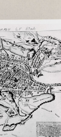 Rückseite von Bibliotheca Hertziana [http://creativecommons.org/publicdomain/mark/1.0/] Stadtplan von Rom - , bh240001. Foto.