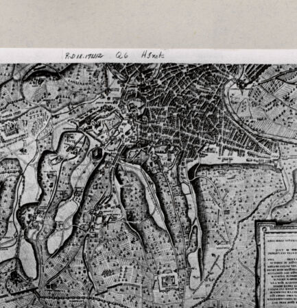 Rückseite von Bibliotheca Hertziana [http://creativecommons.org/publicdomain/mark/1.0/] Stadtplan von Rom - , bh240002. Foto.